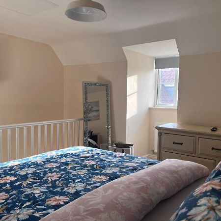 Centrally Located Lincolnshire Home With Free Parking On Premises Exterior photo